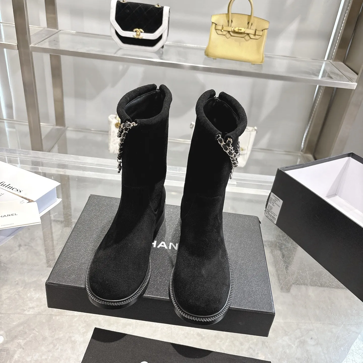 👟👟Ex-factory price 580👟👟 (Top version) CHANEL Chanel* Xiaoxiang new autumn and winter letter knight boots. This knight boot is really a representative of handsome fashion. The boots are embellished with Chanel letters, low-key yet luxurious! Simple, fashionable, individual and grand! The natural and smooth beauty has a beauty that is stunning in time. You should also show off your long legs in winter ~ Upper: imported calfskin Lining: water-dyed cowhide lining Heel height: about 3cm Size: 35-39 (40, 41 customization is not returnable)